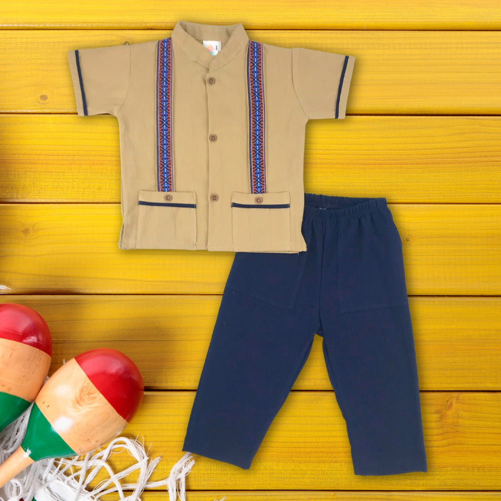 Set manga corta tipo guayabera  con pantalón  des niños