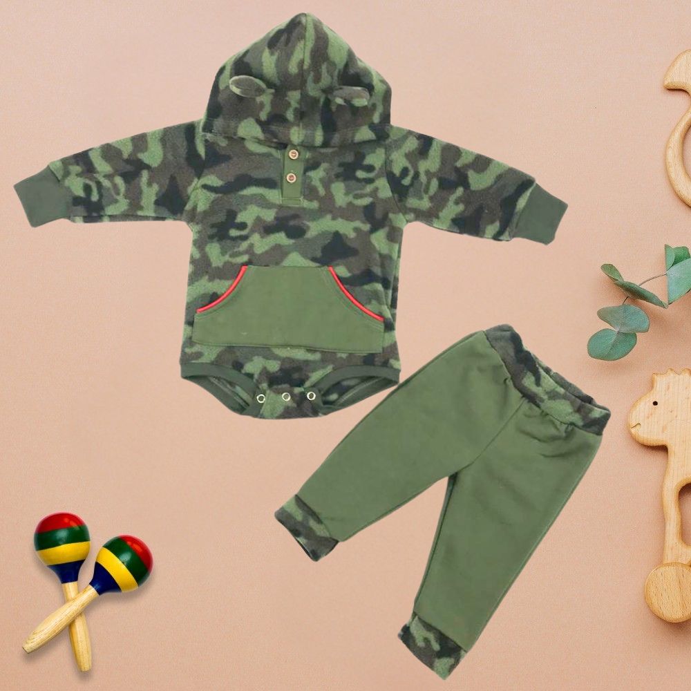 Set de body sueter Camuflage  manga larga con capucha y pantalón para bebes niños.