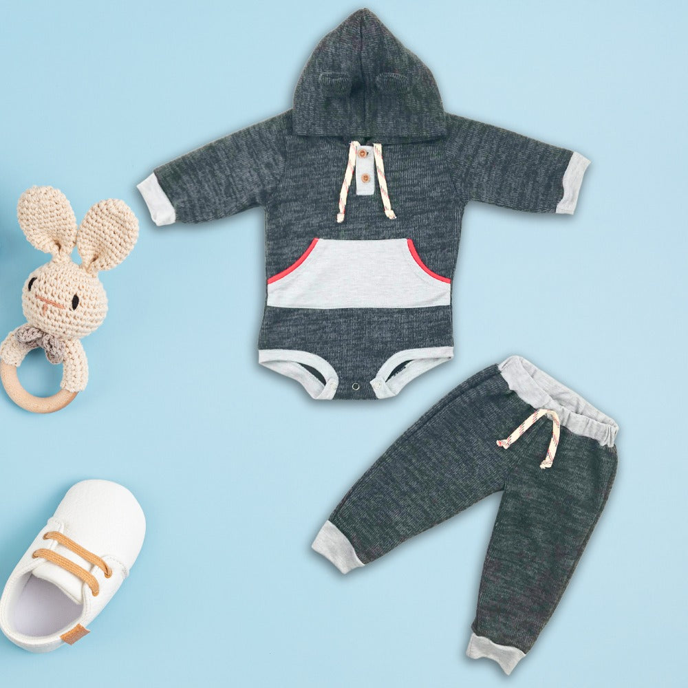 Set de body sueter manga larga con capucha y pantalón para bebes niños.