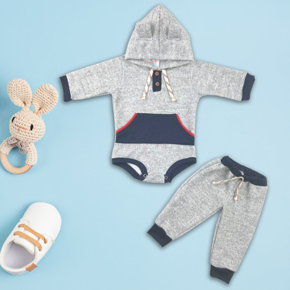 Set de body sueter manga larga con capucha y pantalón para bebes niños.