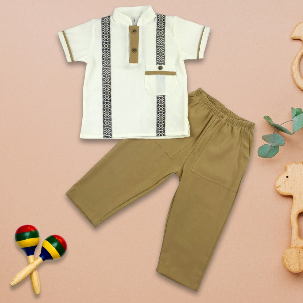 Set manga corta tipo guayabera  con pantalón  des niños