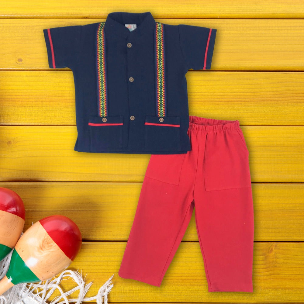 Set manga corta tipo guayabera  con pantalón  des niños