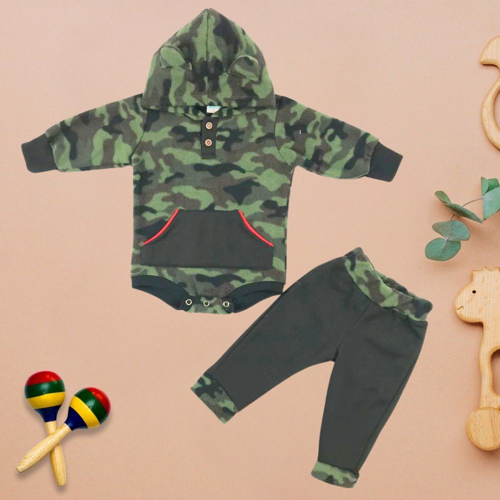 Set de body sueter Camuflage  manga larga con capucha y pantalón para bebes niños.
